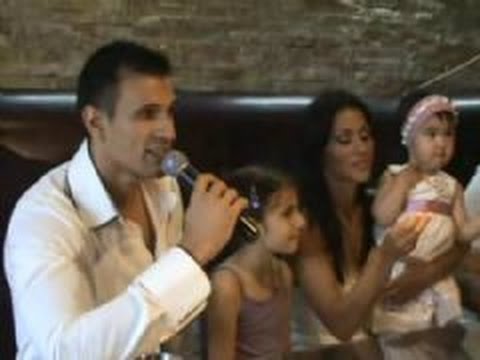 Igor Kostić promovisao novu pesmu u društvu supruge Mine i ćerke Anastasije