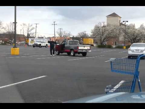 Kung Fu Opa auf dem Supermarktparkplatz