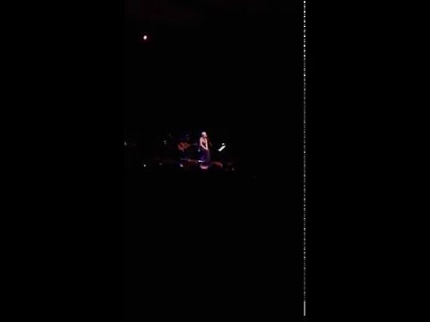 NINA KRALJIC-LIGHTHOUSE (ACOUSTIC ) LIVE