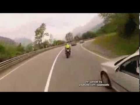 Lebensmüder Vollidiot rauscht in Gegenverkehr