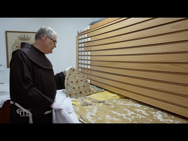 Vídeo relacionado con Nazareth Store Collar Rosario con Cuentas de Piedra Natural Diseño de Cobre Antiguo Medalla y Cruz de Tierra Santa en Bolsa de Terciopelo - Colección Terra Santa Jerusalén (cornalina roja)