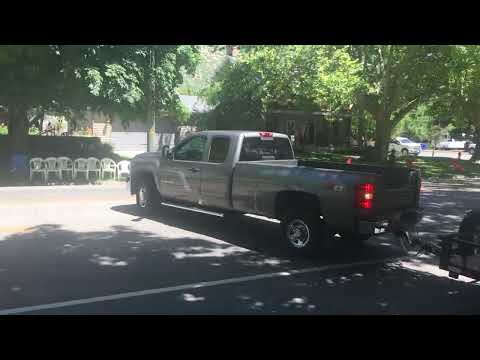 How to back up a trailer on a busy road