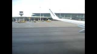 preview picture of video 'O-PORTO Airport - a RYANAIR Boeing goes to the runway'