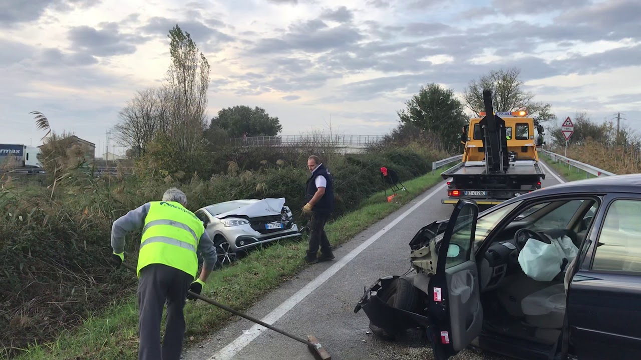 Scontro frontale a Poggio Renatico, i soccorsi recuperano l’auto