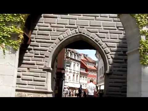 Im Schutze mächtiger Mauern