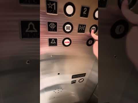 Outro elevador cortador de grama Bloomingdales Mall em Millenia Orlando FL