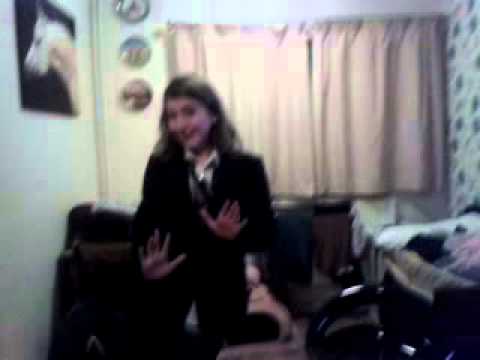 Alice and beth do streches splits / singing