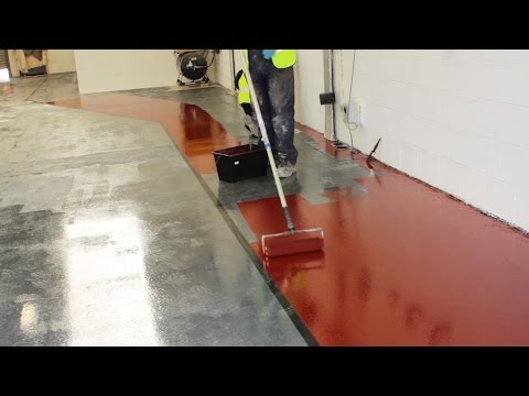 Paint a concrete floor with epoxy resin paint