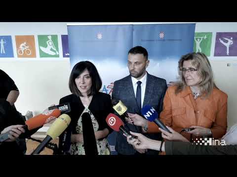 Ministrica Divjak na prvi dan škole u OŠ Gračani