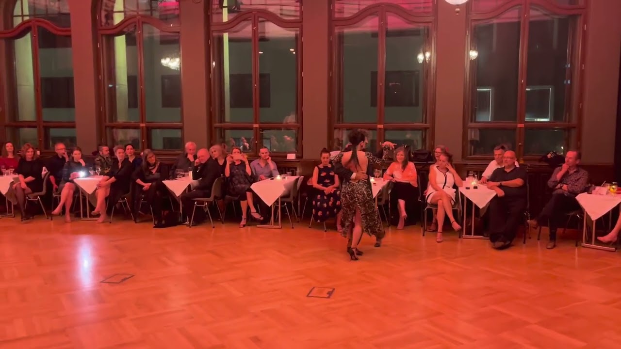 Cecilia Capello & Diego Amorin  4/4 Oslo Tango & Ina Eriksens Gallamilonga på sentralen 19.11.2022