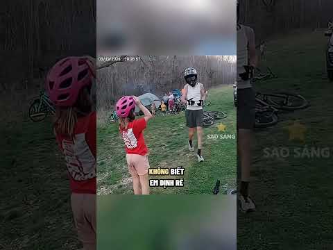 Biker tự trách vì va vào một bé gái đi cùng chiều
