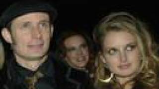 Download lagu Green Day Families mp3