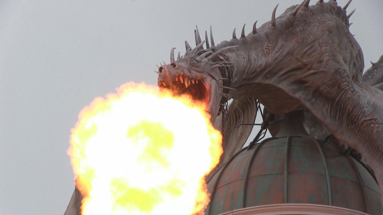 Fire breathing dragon atop Gringotts stuns crowd inside Diagon Alley at Universal