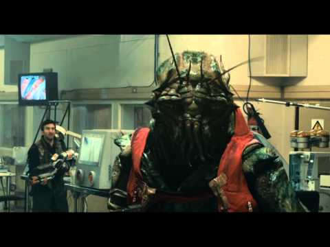 District 9 - Clip - Breaking into MNU