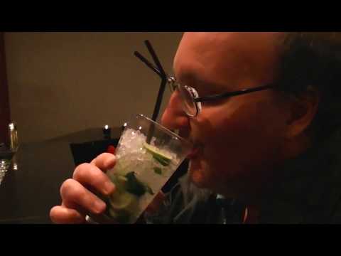 John Olsen giver den hele armen med drinks på SAS Royal Hotel (MongoTV)