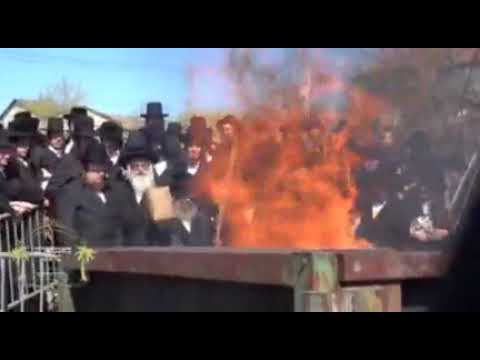 Satmar Rebbe Burning Chametz Erev Pesach 5782