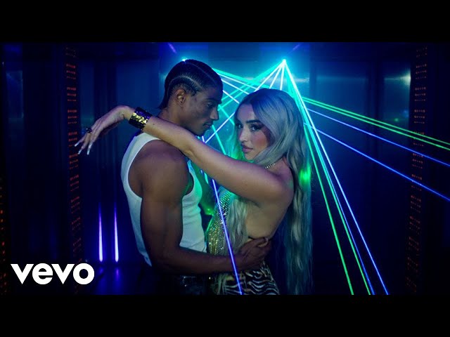 Video zu 'La Reina' ansehen Video zu 'La Reina' ansehen