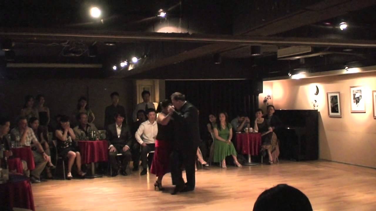 Jorge Díspari y María del Carmen Romero dance "Pocas palabras"