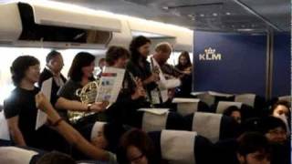 Spontaneous concert in airplane