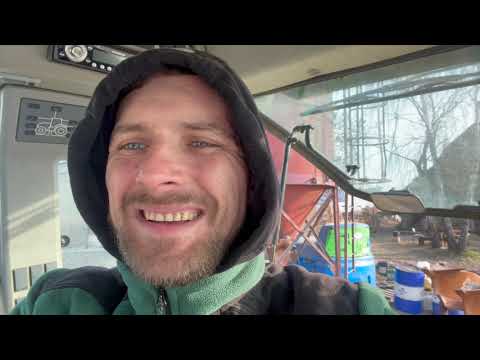 Złamany słup, wywalona przyczepa jednym słowem Młody wjeżdża na firmę pełna para .Orka pod kukurydz