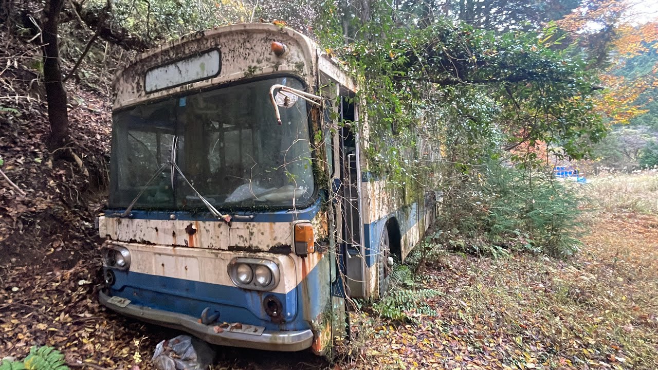 ÔNIBUS ABANDONADO CHEIO DE OBJETOS DENTRO