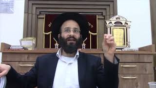 מזוזה בבית של יהודי שחי עם גויה ר''ל (הרב אלחנן משה נחמנסון) - התמונה מוצגת ישירות מתוך אתר האינטרנט יוטיוב. זכויות היוצרים בתמונה שייכות ליוצרה. קישור קרדיט למקור התוכן נמצא בתוך דף הסרטון