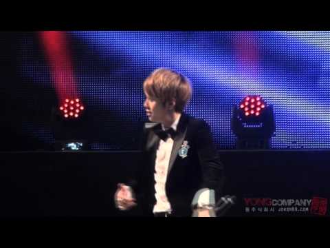 [2JUN Fancam] 120128 Doojun slap Junhyung's hip XD