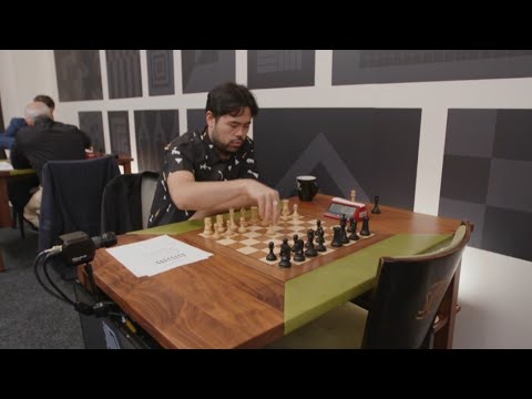 Hikaru Nakamura analyzes by himself while others do it in a group