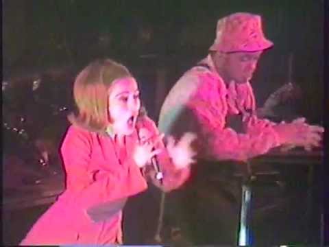 Deee-Lite "Groove Is In the Heart" Live May 1990 NYC