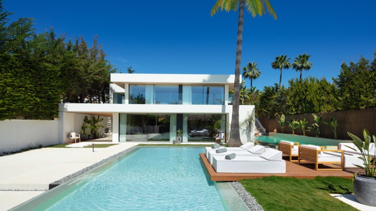 Villa for sale in Las Brisas, Nueva Andalucia