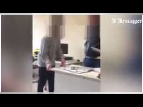 Prof aggredito in classe, il consiglio di classe: «Bocciamo i 5 bulli»