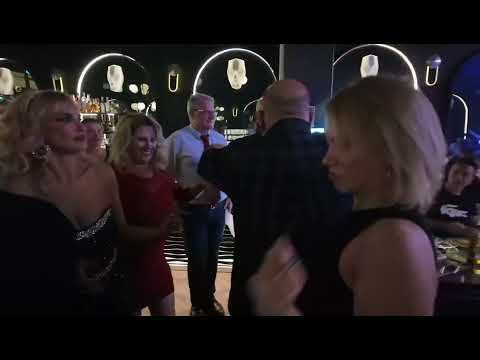 Yazar Hülya Akartuna Doğum Günü ve Yeni Kitabının Çıkmasını Gece Eğlencesi İle Kutladı 