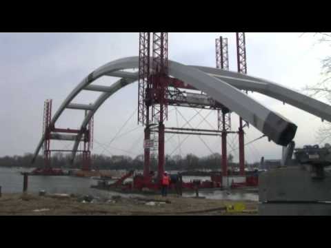 Transport pierwszego łuku mostu w Toruniu