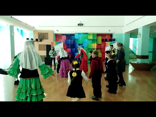 Бөгелмәдә яшәүче балалар татар йортында самавыр белән итекләрнең ни өчен дус булуын белделәр