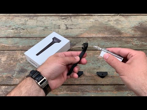 Changing blades in a Supply Razor using the blade injector