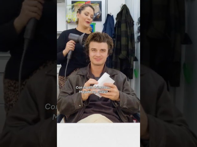 Vídeo relacionado con Stranger Things Harrington Hair Oficialmente Autorizado Camiseta