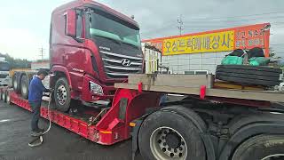 Xcient Tractor low bed loading