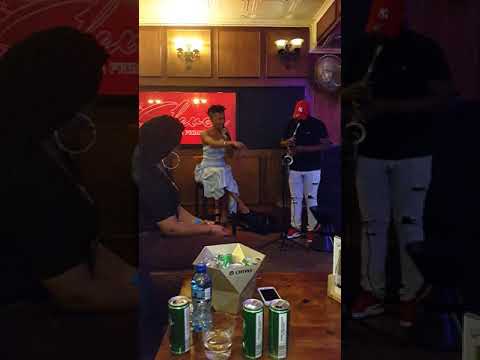 Poesie um elf – Performance von Nomonde Sky