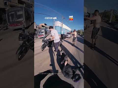 Casal de influenciadores sofre queda de moto e é reconhecido por fã logo depois