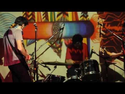 Atras Hay Truenos - Por el rio