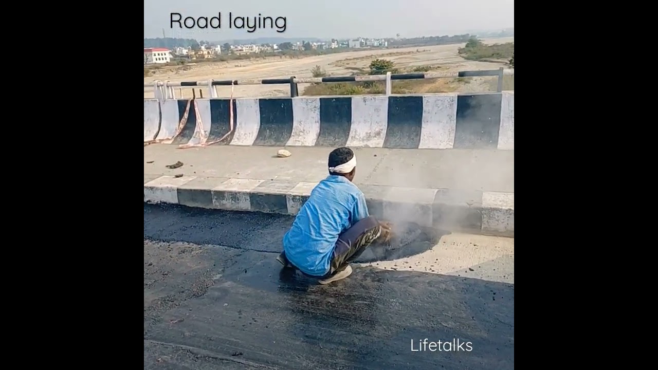 सड़क पर तारकोल (कोलतार) कैसे बिछाते हैं  | Bitumen road | Tar coal road #shorts