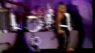 ella baila sola  directo suelo de canicas.