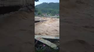 Download lagu Detik detik jembatan Asa SCTV di terjang banjir di Pameungpeuk Garut selatan mp3