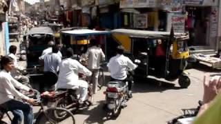 preview picture of video 'Verkeer in een dorp in India'