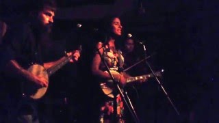 Leyla McCalla ap chante &quot;Manman Mwen&quot; nan Lakou Boston