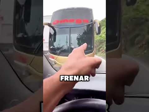 Bus Adelanta en Curva y Casi Termina Mal