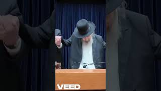 🎼ההכנה הליטאית לשבועות בריקוד סוער במיר ברכפלד: המנהיג הרב לנדו עם ראשי ובני הישיבה בריקוד סוער