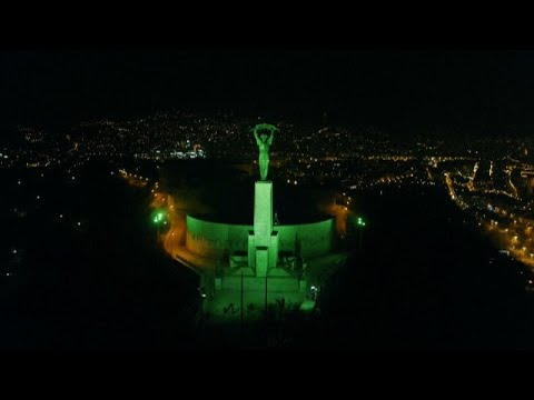 شاهد عندما تتحول المعالم الأكثر شهرة في العالم إلى اللون الأخضر احتفالًا بعيد القديس باتريك…