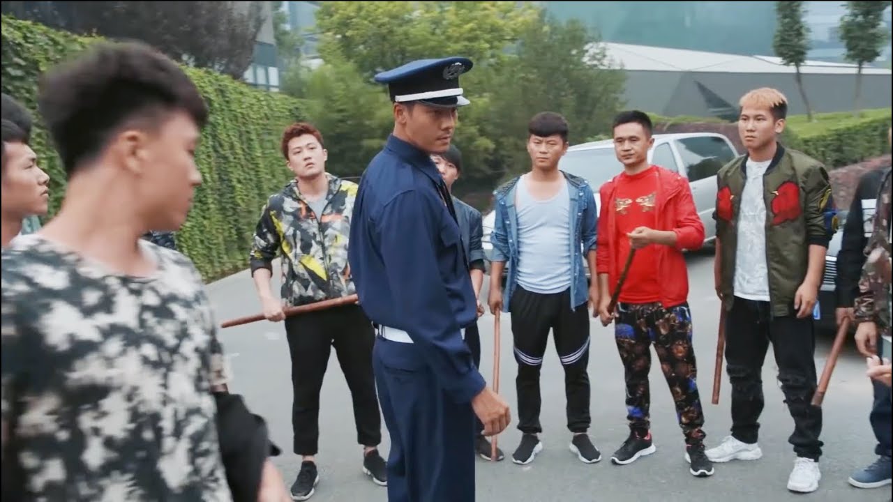 A group of thugs provokes a security guard, not knowing that he's a fight expert—one vs ten!