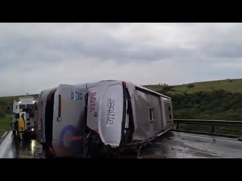 Ônibus da Rota Transportes tomba na BR-116, em Irajuba (BA), deixando vítimas nesta segunda (23)
